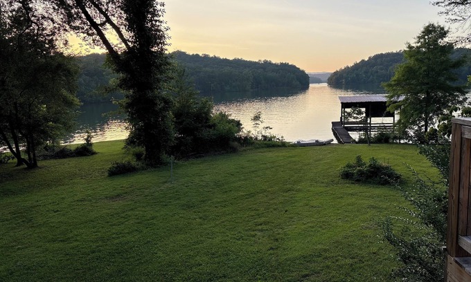 Ten Mile Cabaña | Charming 3-beds with loft in peaceful cove on Watts Bar Lake! Bring your boat!