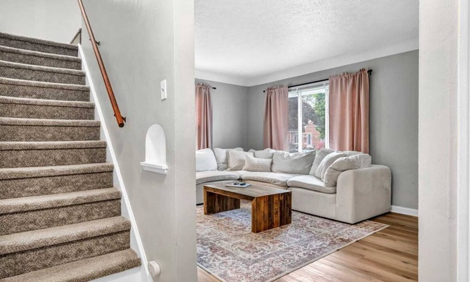 Cleveland Casa | Exclusive 3 BR Retreat Cape Cod Brickstone