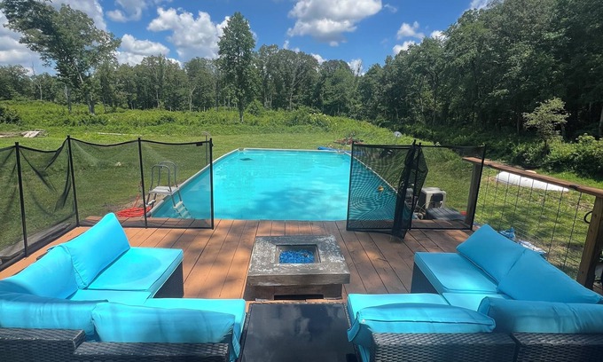 Pikeville Casa | Charming 3-BR Cabin/House, Pool, creek, 35Acres with Fiber Internet in Pikeville