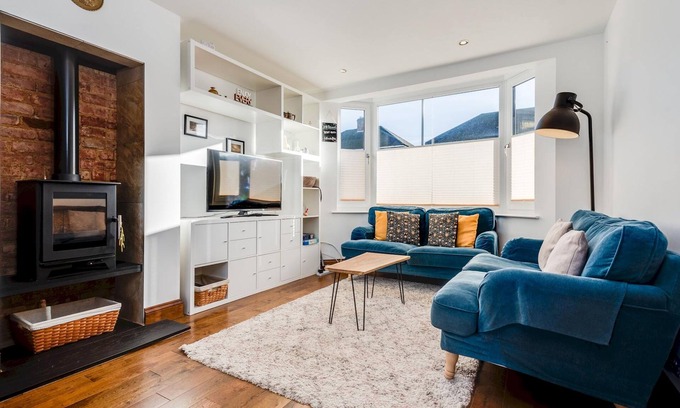 Oxford Casa | Charming 3 BR House - Garden Parking Near CS Lewis Park