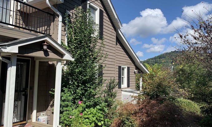 East End - Valley Street Casa | Charming 3 BR House in Downtown