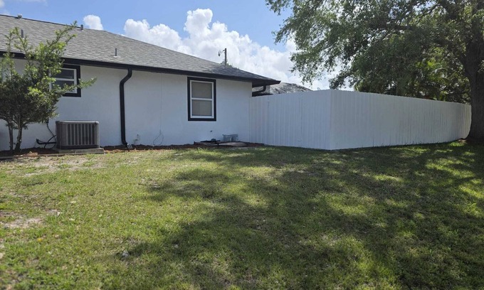 Port Saint Lucie Casa | Charming 3-br Poolhouse sleeps 15 near beaches, family games to keep night going