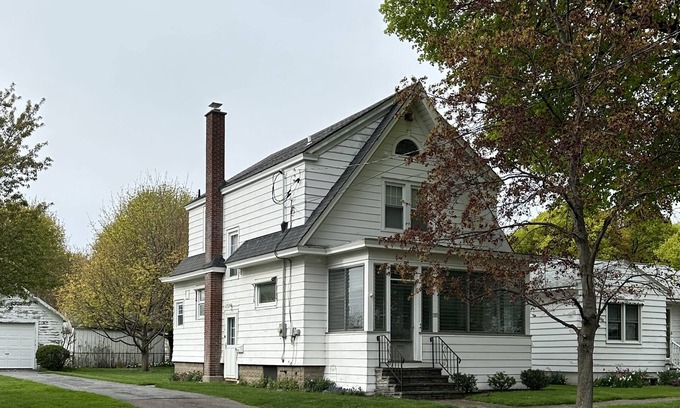 Oswego Casa | Charming 3 BRM family home in quiet neighborhood. 2 blocks from Lake Ontario.