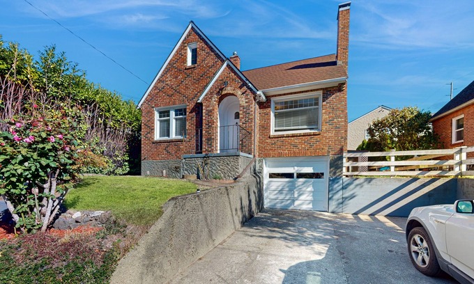 Bremerton Casa | Charming 3 story home, with a W/D & Wifi, located near Seattle-Bremerton ferry