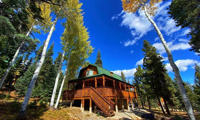 Duck Creek Village Cabina | Charming 3bd/3ba Cabin <1mi to Duck Creek Village!