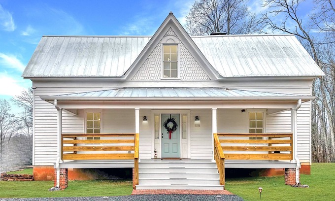 Cleveland Otro | Charming 3bed/2bath 1800s Farmhouse - Just Minutes to Helen & North GA Wineries!