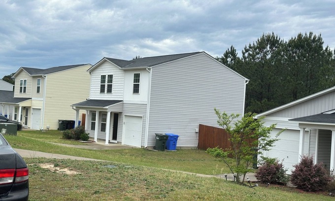 Fayetteville Casa | Charming 3bedroom house Fayetteville with WiFi, AC. and more. Start your getaway