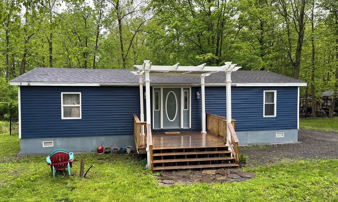 Watkins Glen Casa | Charming 3bedroom house with AC, WiFi, fenced backyard in Wonderful Watkins Glen