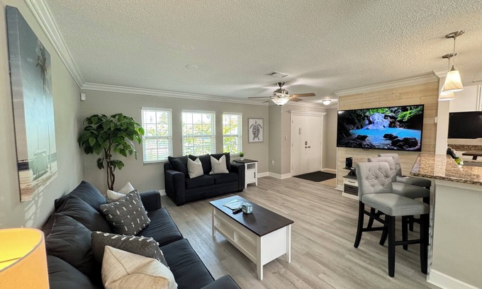 Venice Casa | Charming 3BR/2BA Venice center located, screened/heated pool