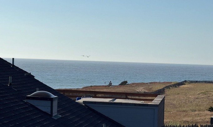 Moss Beach Casa | Charming 3BR/3BA home with WiFi in Moss Beach ocean view 1/2 block from beach