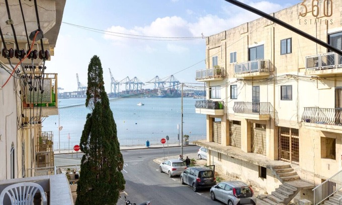 Il-Qajjenza Apartamento | Charming 3BR Apt with Breathtaking Sea Views!