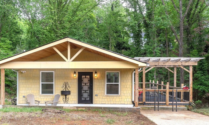 Gainesville Cabina | Charming 3BR Cabin w/ All the Comforts – WiFi & AC in Beautiful Gainesville