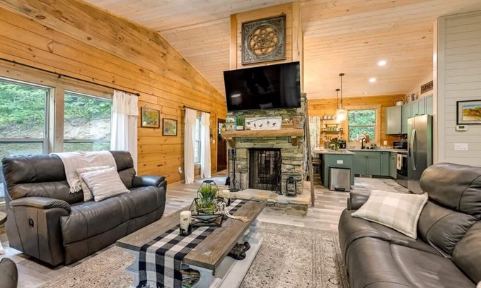 Cullowhee Casa | Charming 3BR Cabin w/ Hot Tub + Fire Pit Near WCU
