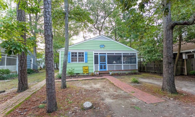 The Pines Cabaña | Charming 3BR Coastal Bungalow—Bike to Beach, Walk to Town!