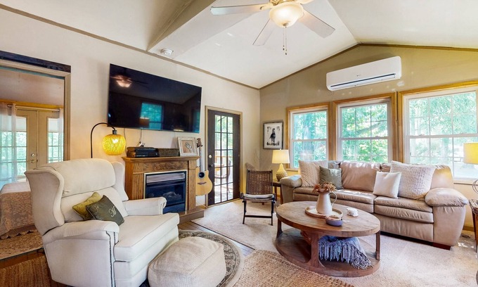 Lake Junaluska Cabaña | Charming 3BR Cottage with Full Kitchen, WIFI and Access to community amenities