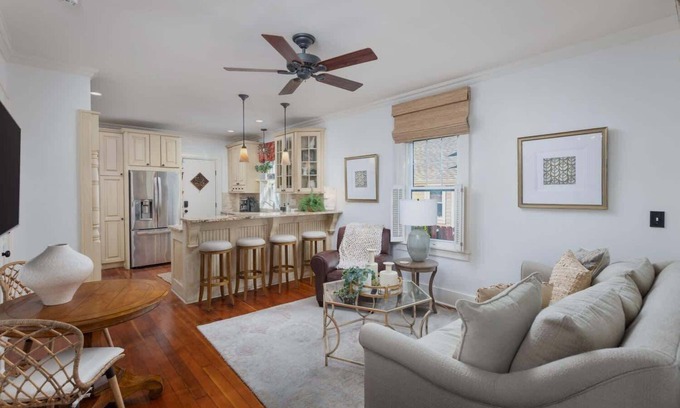 Geneva Casa | Charming 3BR Cottage + Garden, Walk to Downtown & Metra, Sleeps 6