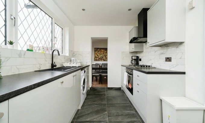 Heston Central Casa | Charming 3BR House With Free Parking and Garden