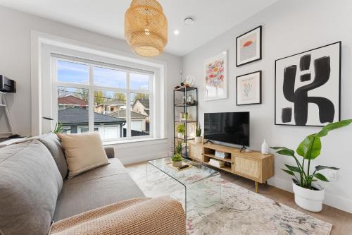 Fraserview Casa | Charming 3BR Home in a Lovely Vancouver Neighborhood