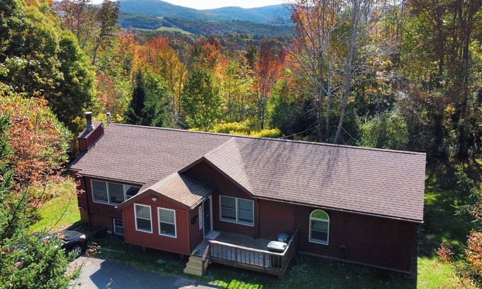 Stamford Casa | Charming 3BR house, nestled in mountains, pet friendly, 20 minutes from skiing!