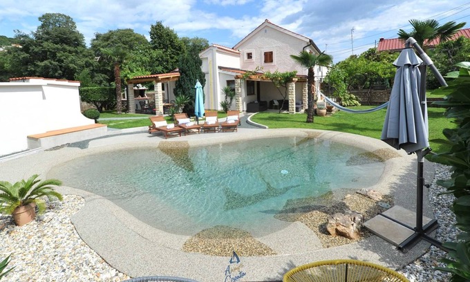 Zurkovo Villa | Encantadora villa de 3 dormitorios para 6 personas con piscina cerca de la playa