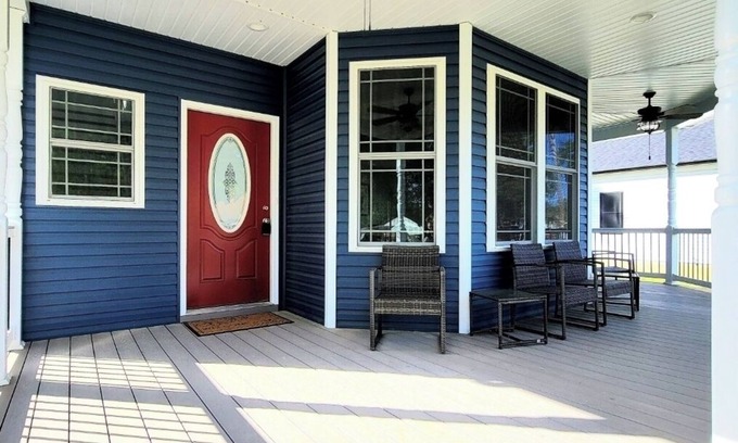 Issue Casa | Charming 3BR with Fire Pit and Large Covered Porch