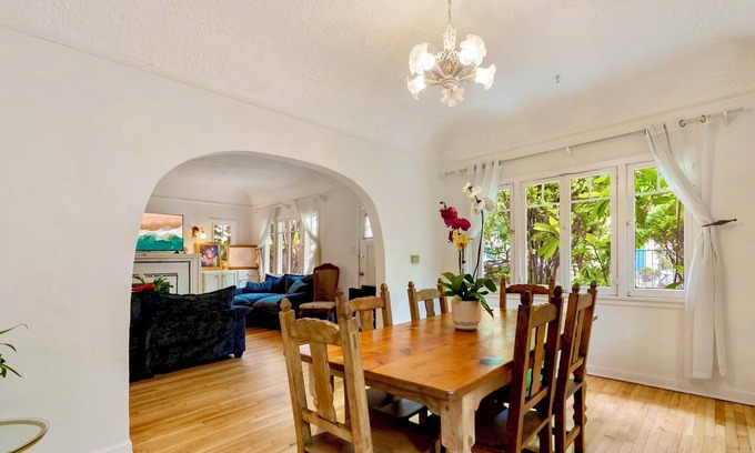 Ocean Park Casa | Charming 4+2 House in Heart of Santa Monica, walk 2 Beach, Main St, Venice &More