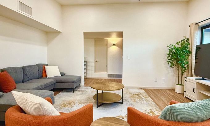 Sierra Vista Casa | Charming 4 bed/2 bath lovely house in central Location w/ much Privacy and Space