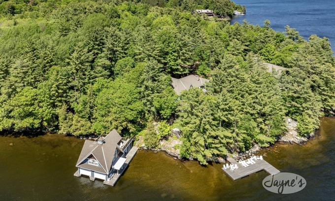 Minett Cabaña | Charming 4 bed 4 bath cottage on Lake Rosseau with Boathouse! SW Exposure!