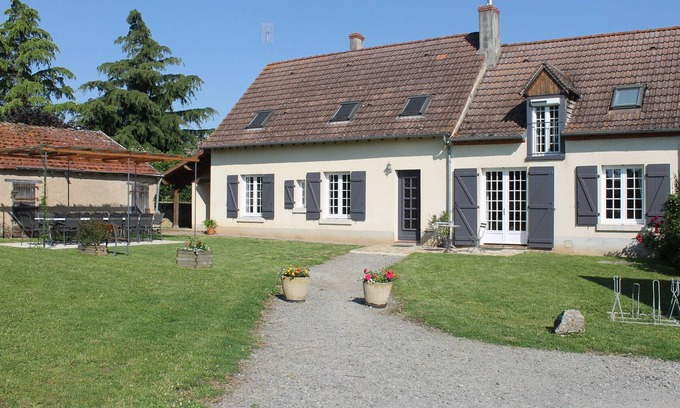 Sarzay Cabaña | Casa rural en Berry con jardín amplio, juegos, bicicletas y cercano a sitios históricos y naturales.