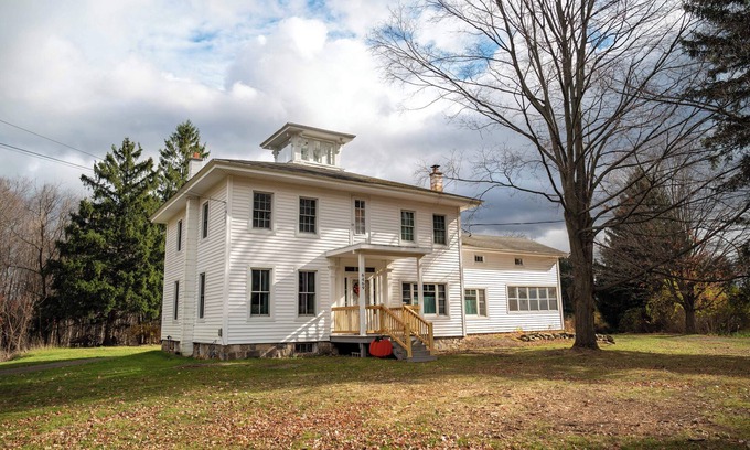 Naples Otro | Charming 4-bed Farmhouse. Minutes to Bristol Mountain, Finger Lakes, Wineries.