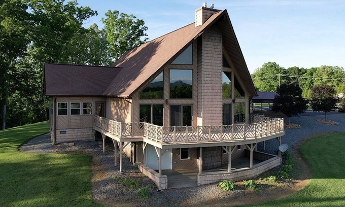 Pilot Mountain Chalet De Esquí | Charming 4-bedroom Chalet with WiFi and Welcoming View of Pilot Mountain
