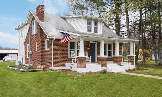Mountain City Otro | Charming 4 bedroom farmhouse with large backyard