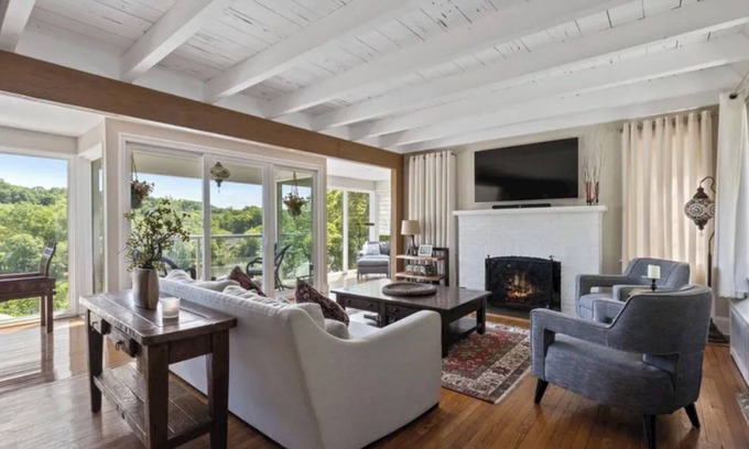 Pompton Lakes Casa | Charming 4-bedroom country house 40 minutes from NYC
