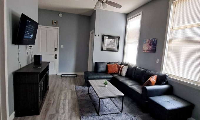 Avondale Apartamento | Charming 4-bedroom apartment in delightful Chicago with central heat/AC, WiFi.