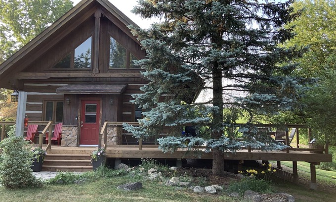 The Blue Mountains Chalet De Esquí | Charming 4 Bedroom Chalet located on a 1-acre lot w/hot tub.