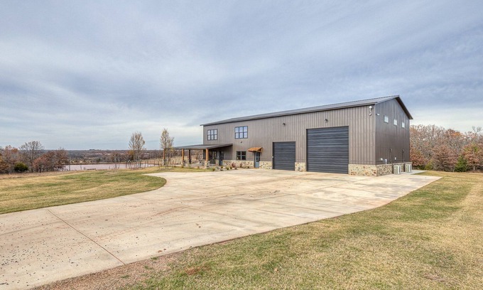 Tribbey Cabina | Charming 4-bedroom cabin with 160 acres