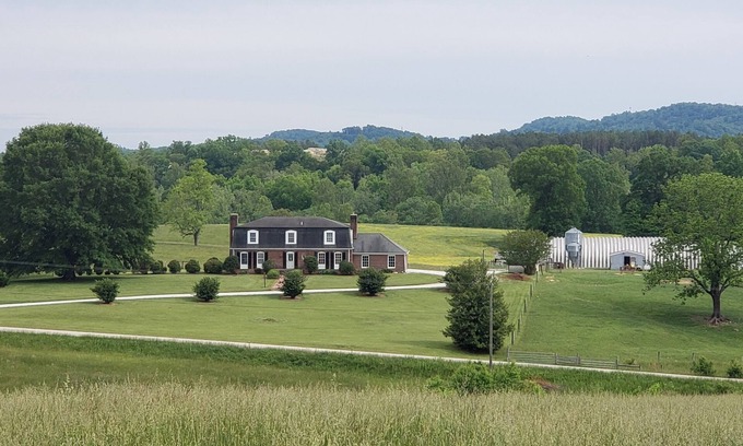 Lowesville Otro | Charming 4-bedroom farmhouse in tranquil Lowesville with AC, WiFi