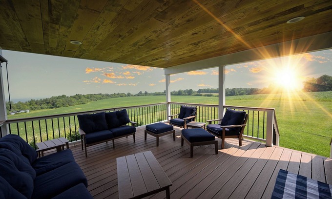 Munnsville Otro | Charming 4-bedroom farmhouse on 68 acres with breathtaking views