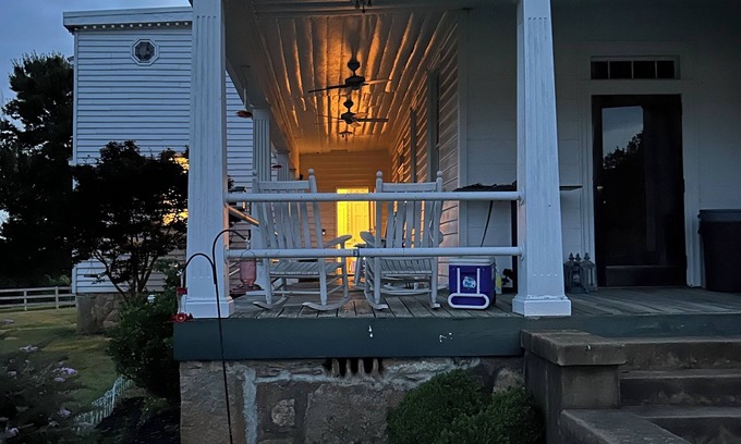 Ruffin Otro | Charming 4-bedroom farmhouse with WiFi, AC in brilliant Locust Hill