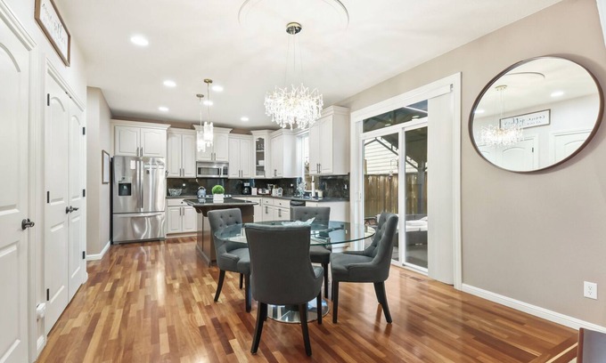 North Image Casa | Charming 4-bedroom family friendly house with WiFi and AC in fabulous Vancouver