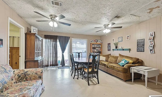 Bryan Casa | Charming 4-bedroom family home with AC and WiFi in Bryan with plenty of room!
