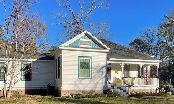 Magnolia Otro | Charming 4-bedroom farmhouse in Magnolia nestled on 2 acres. Miniature horses!