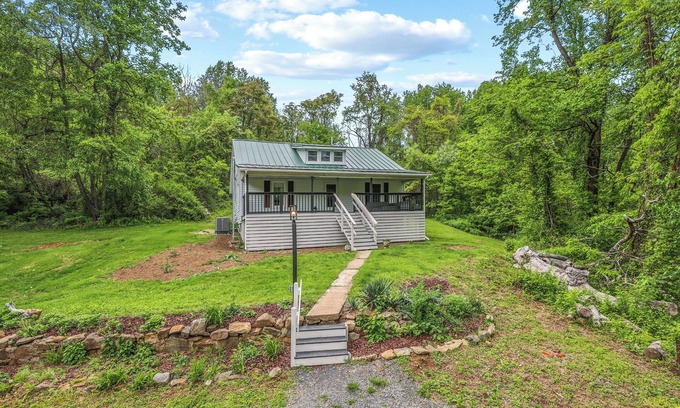 Nellysford Otro | Charming 4-bedroom farmhouse in brilliant Roseland / The Hen House