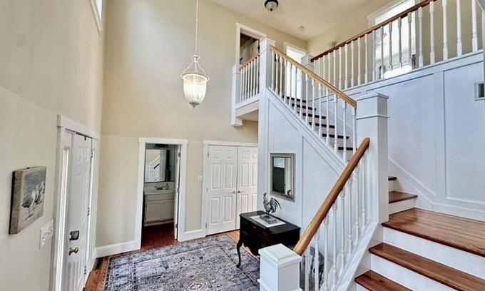 Elkton Otro | Charming 4-bedroom Farmhouse with Large In-Ground Swimming Pool and River View