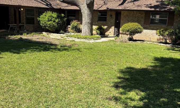Georgetown Casa | Charming 4-bedroom house with WiFi and “stock tank” pool in beautiful Georgetown