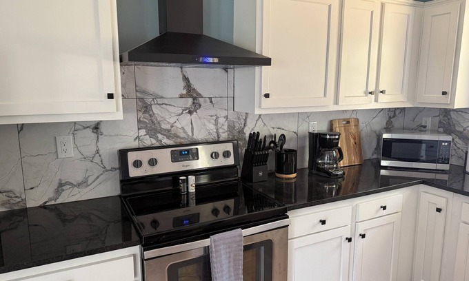 Highview Casa | Charming 4-bedroom house with AC and fitness room in lovely Louisville