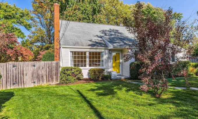 Annandale Casa | Charming 4-bedroom house with huge, fenced yard and fitness room in Annandale