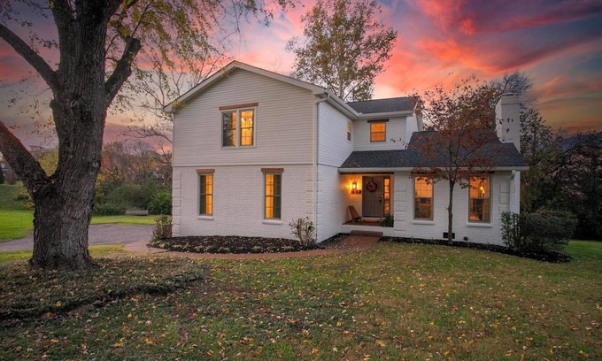 Brentwood Casa | Charming 4-bedroom house in pleasant Brentwood with AC, WiFi - dog-friendly