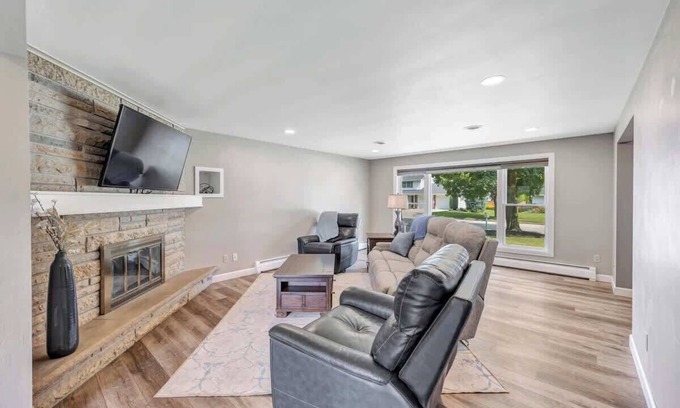 Ashwaubenon Casa | Charming 4-Bedroom Home, Short Walk to Lambeau
