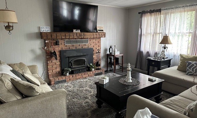 Lake City Casa | Charming 4-bedroom house with WiFi and AC in peaceful Lake City. Sleeps 12.